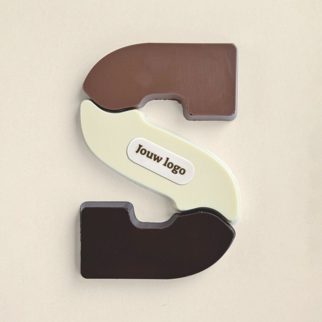 Chocoladeletter S in 3 smaken, melk, wit en puur met jouw eigen logo
