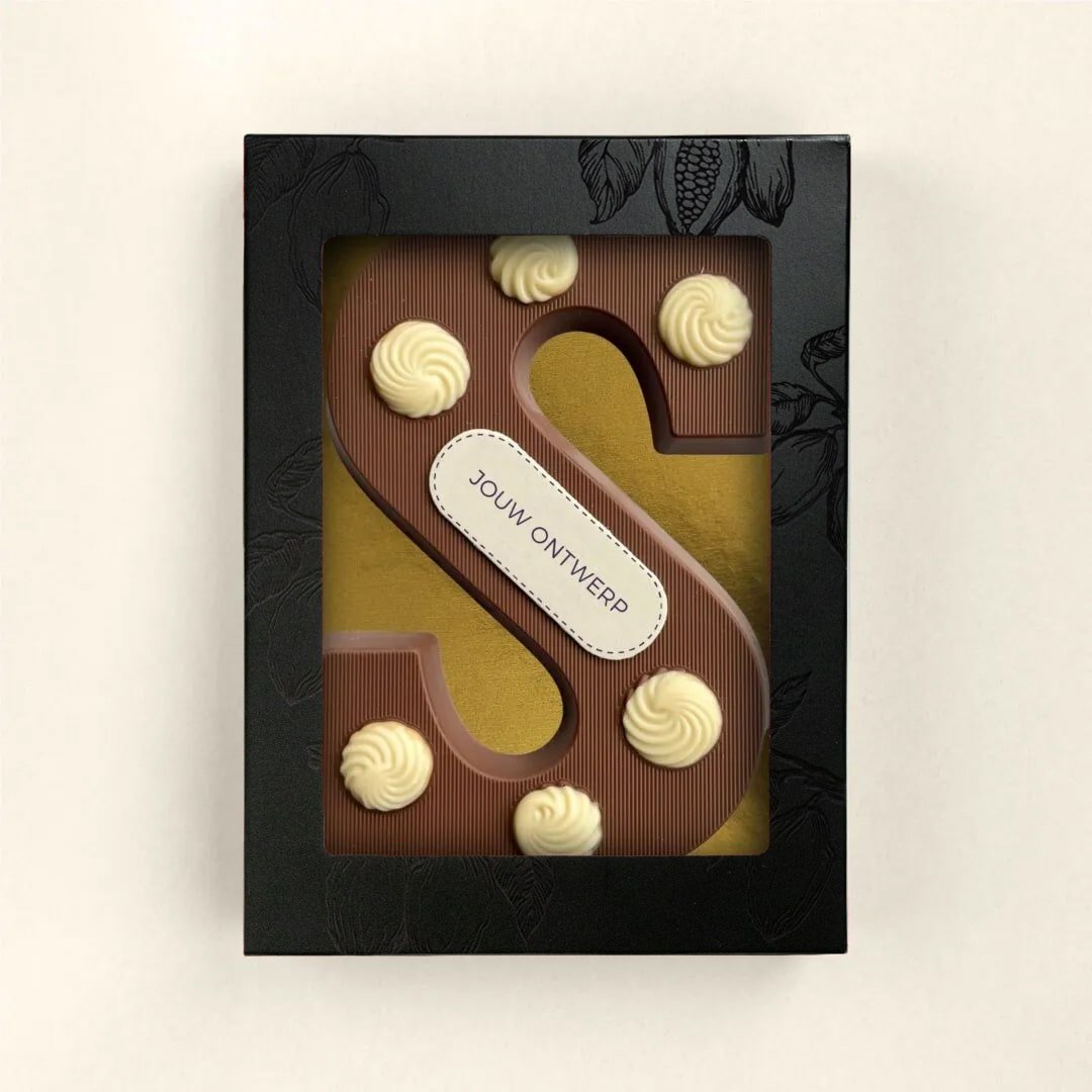 Luxe chocoladeletter S met toefjes en eigen logo