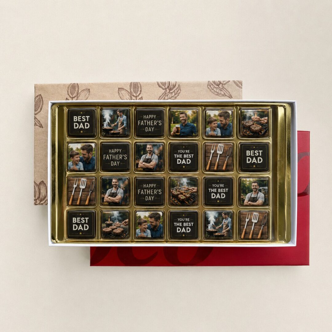 Personalisierte Schokoladen-Grußkarte mit Foto, bestehend aus 24 Schokoladenstückchen aus Milch- und weißer Schokolade, bedruckt mit einem persönlichen Bild. Luxuriöse Präsentation in einer goldenen Schale mit roter Geschenkbox und Deckel im Hintergrund, ideal als originelles Geschenk, Werbegeschenk oder persönliches Andenken – Tasty Present personalisierte Schokolade