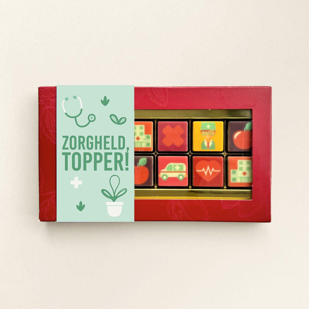 Dag van de zorg choclade logoblokjes in een luxe geschenkdoos met Zorgheld Topper wikkel. Tasty Present - gepersonaliseerde chocolade