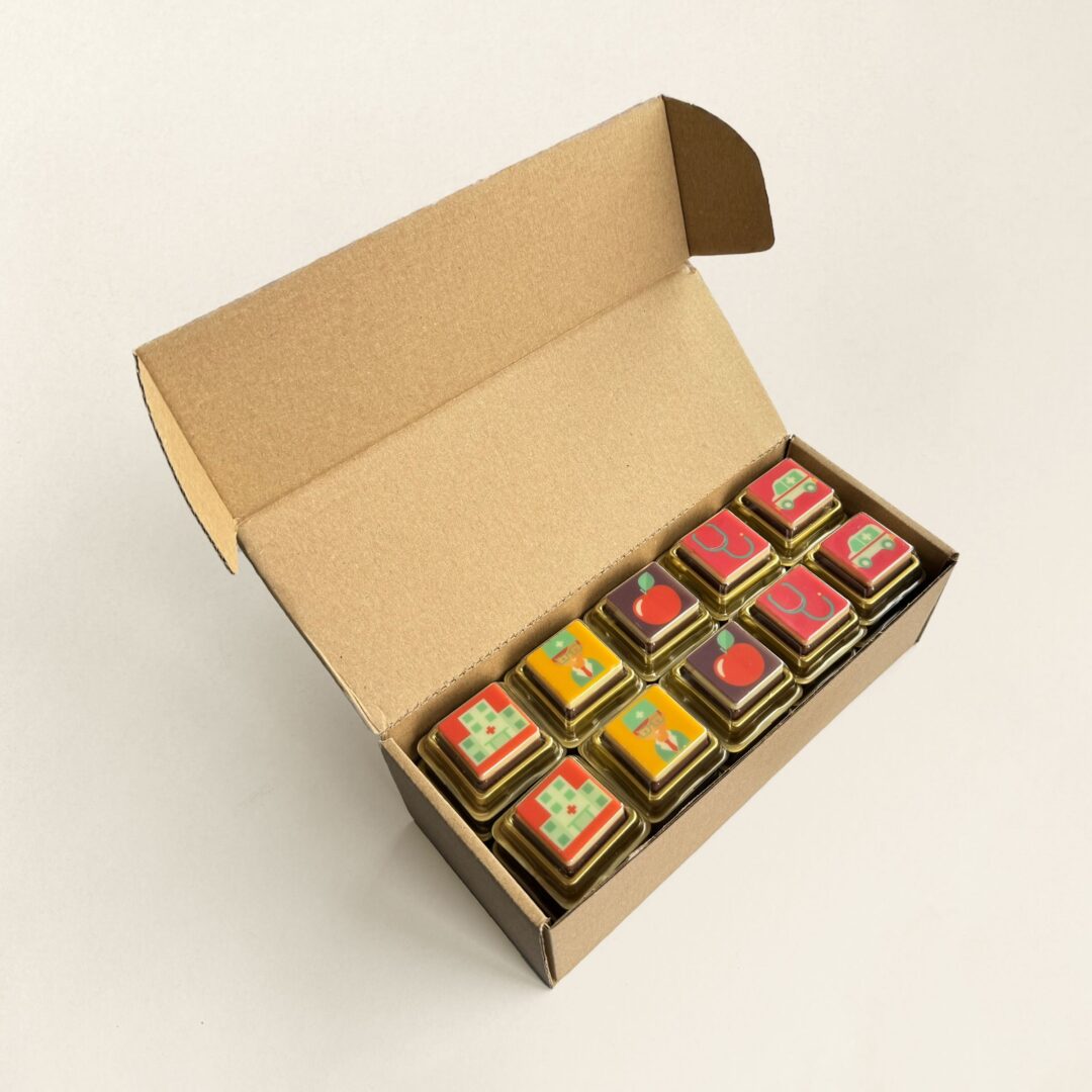 Bedrukte chocoladeblokjes van melk en witte chocolade individueel verpakt als cadeau of geschenk voor medewerkers, relaties of Dag van de Zorg. Tasty Present - gepersonaliseerde chocolade en snoep