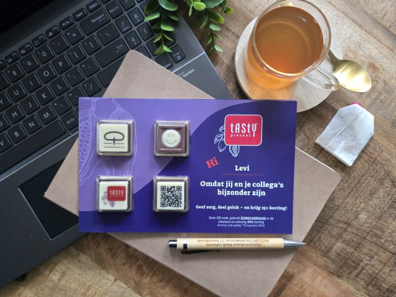 Vollständig personalisierbare Werbekarte mit 4 Schokoladen-Logo-Würfeln als originelles Werbegeschenk. Tasty Present – personalisierte Schokolade und Süßigkeiten