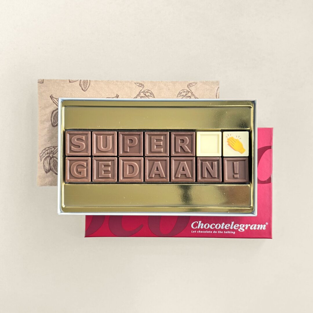 ChocoTelegram mit Milch- und weißer Schokolade in Würfeln und einer persönlichen Botschaft – ideal als Geschenk für Mitarbeiter, Familie oder Geschäftspartner. Tasty Present – personalisierte Schokolade und Süßigkeiten