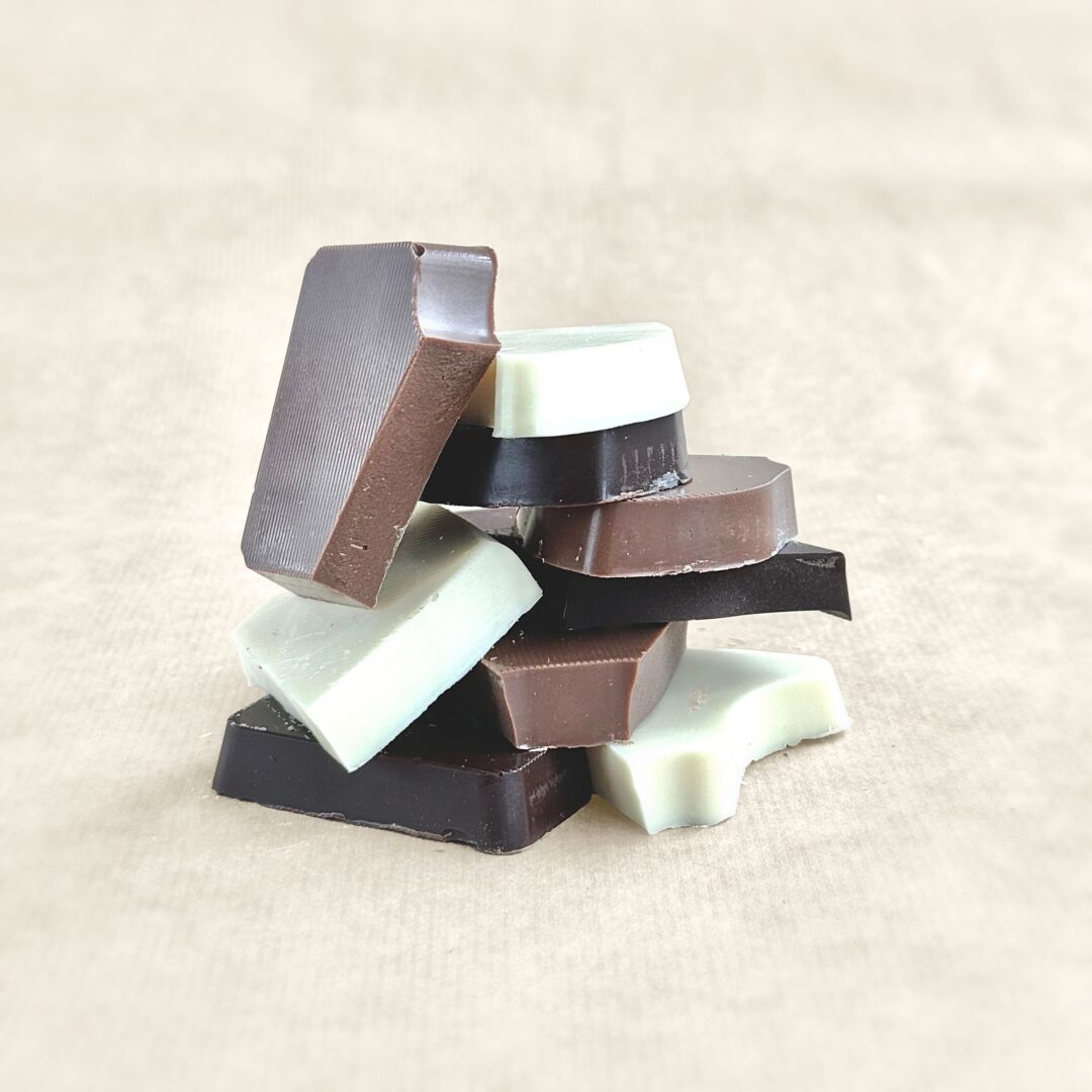 Luxuriöse Schokoladenbuchstaben S in verschiedenen Geschmacksrichtungen: Milch, weiß und zartbitter