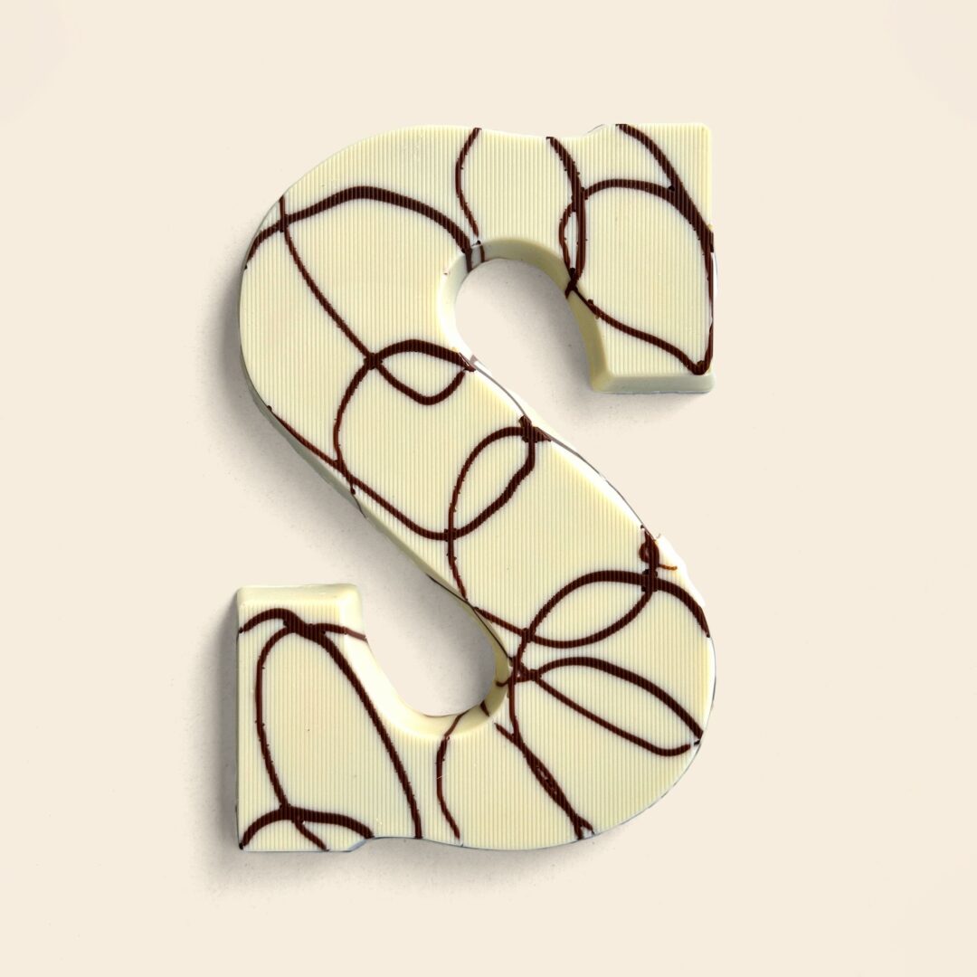 Luxe chocoladeletter S praliné wit