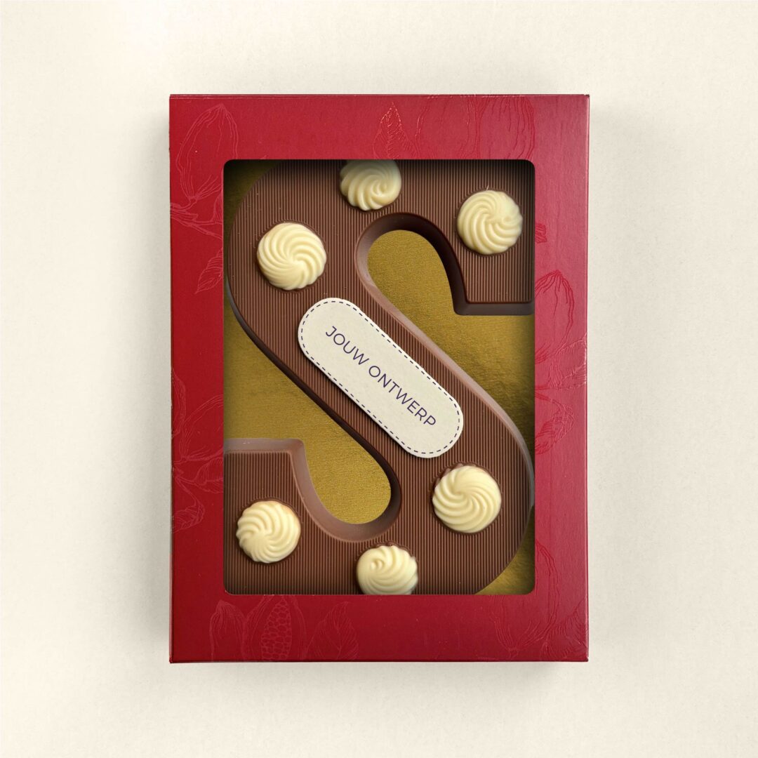 Luxuriöser Schokoladenbuchstabe „S“ mit Verzierungen und eigenem Logo als personalisiertes Schokoladen-Werbegeschenk. Tasty Present – personalisierte Schokolade und Süßigkeiten