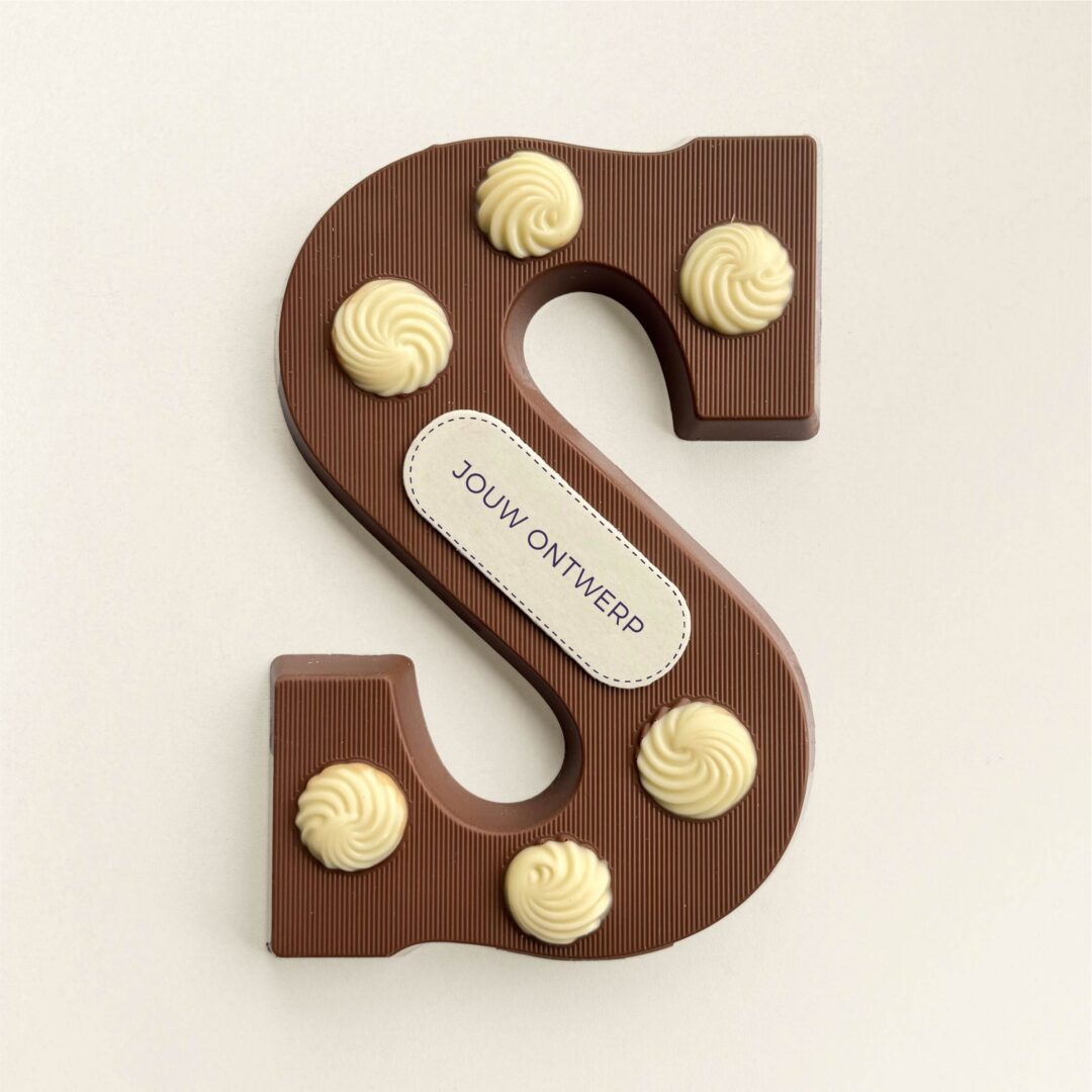 Luxe chocoladeletter S met toefjes en eigen logo