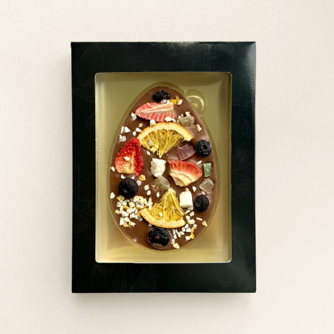 Luxe chocolade paasei van melkchocolade met gedroogd fruit in een geschenkdoos als feestelijk paasgeschenk. Tasty Present - gepersonaliseerde chocolade en snoep