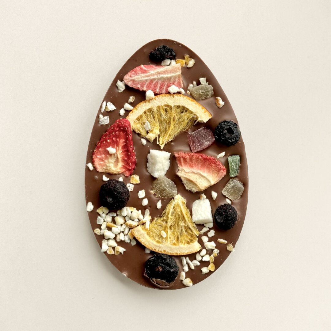 Luxe chocolade Paasei melkchocolade met gedroogd fruit in een geschenkdoos