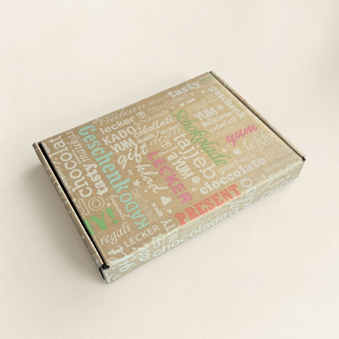 Chocolade paaseitjes massief melk, wit en puur in een verzenddoos