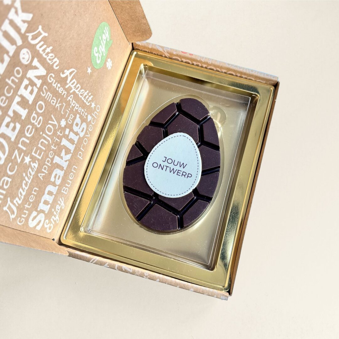 Chocolade paasei puur met eigen ontwerp in verzenddoos