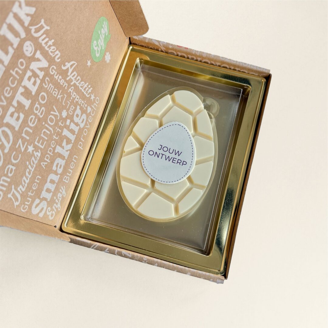 Chocolade paasei wit met eigen ontwerp in verzenddoos
