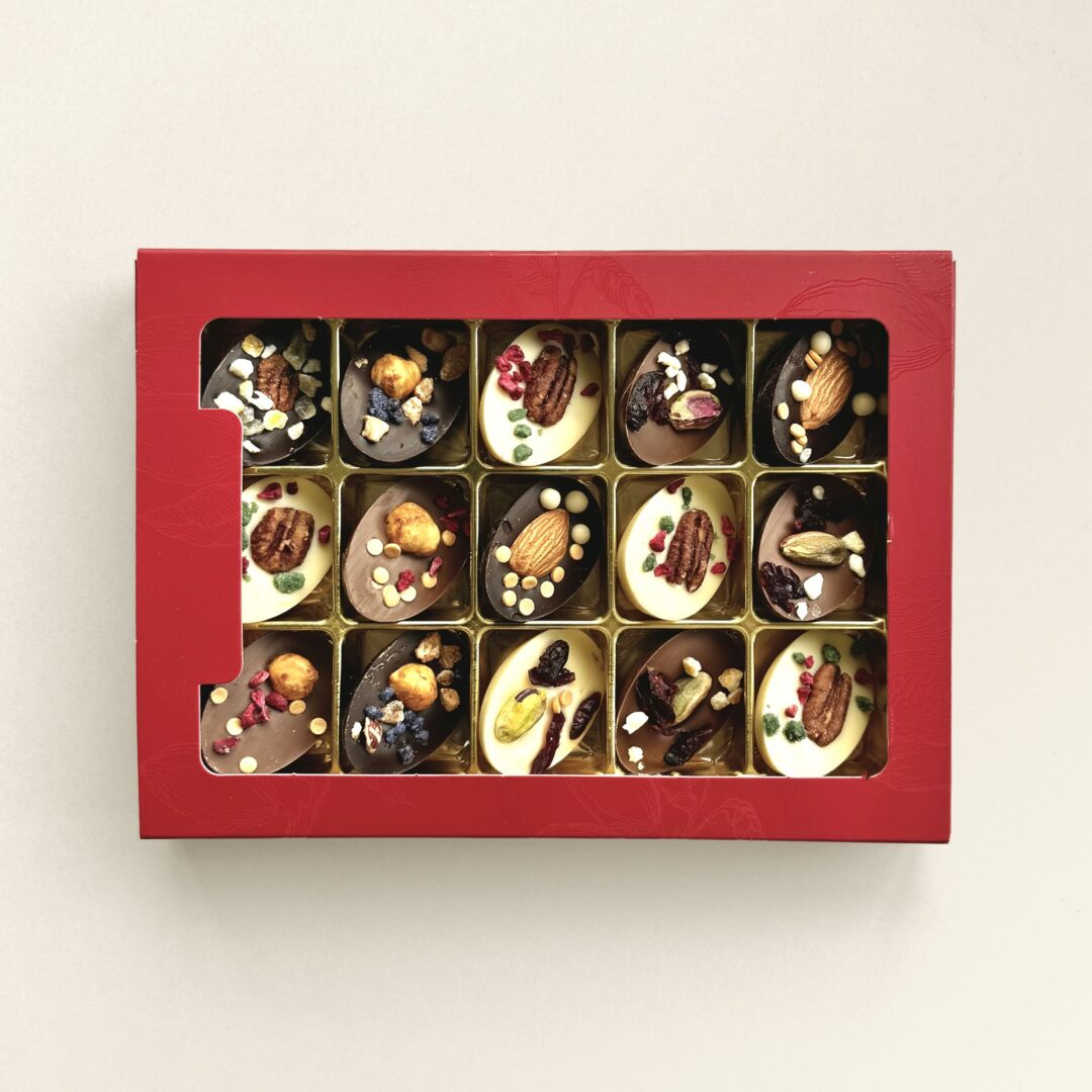 Chocolade paaseitjes met fruit en noten in een geschenkdoos