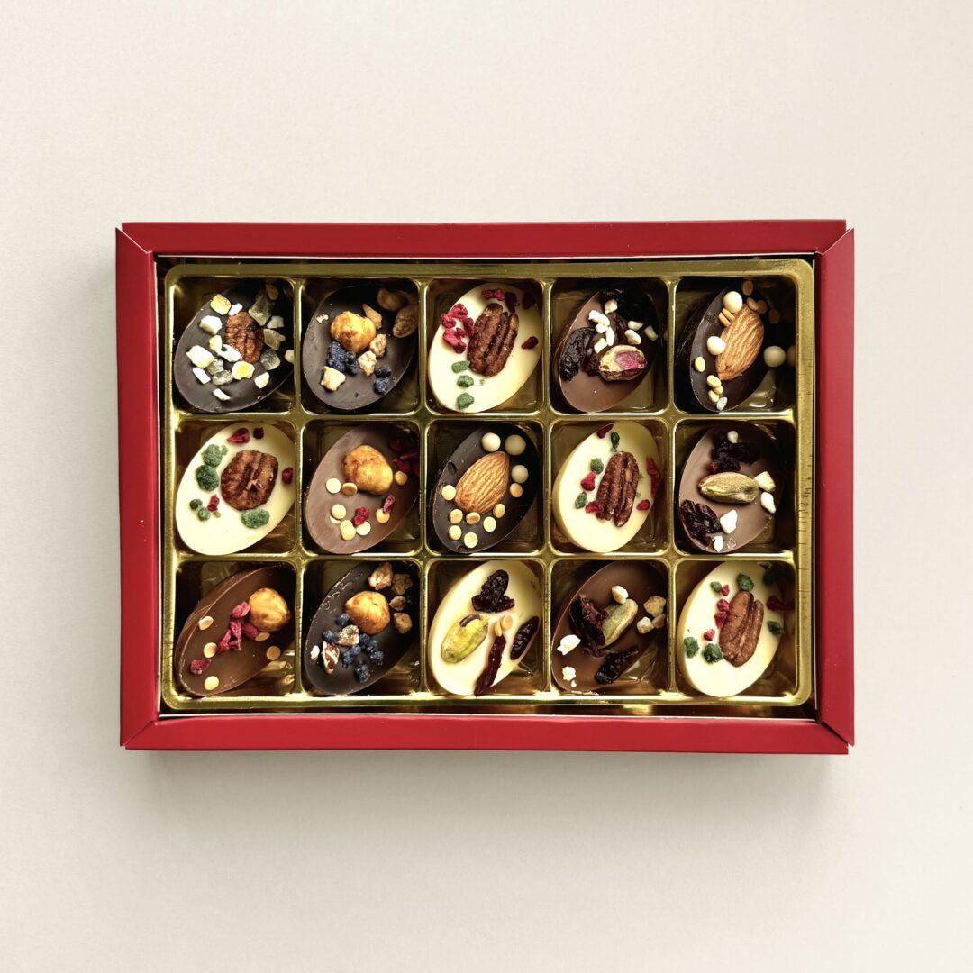 Chocolade paaseitjes met fruit en noten in een geschenkdoos