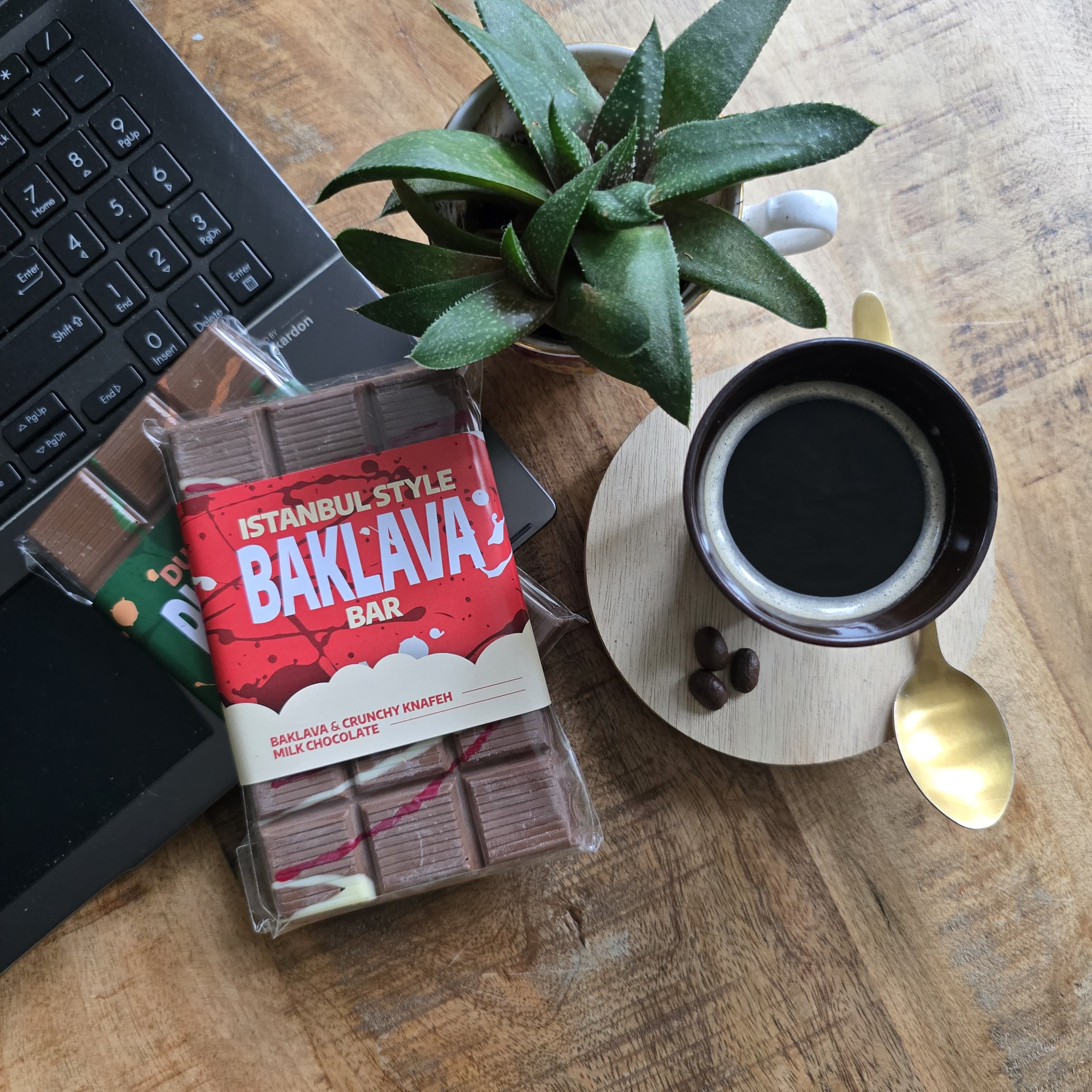 Melkchocolade reep met baklava vulling van pistache, walnoten en honing met crunchy bite als cadeau of geschenk voor medewerkers, familie of relaties. Tasty Present - gepersonaliseerde chocolade en snoep