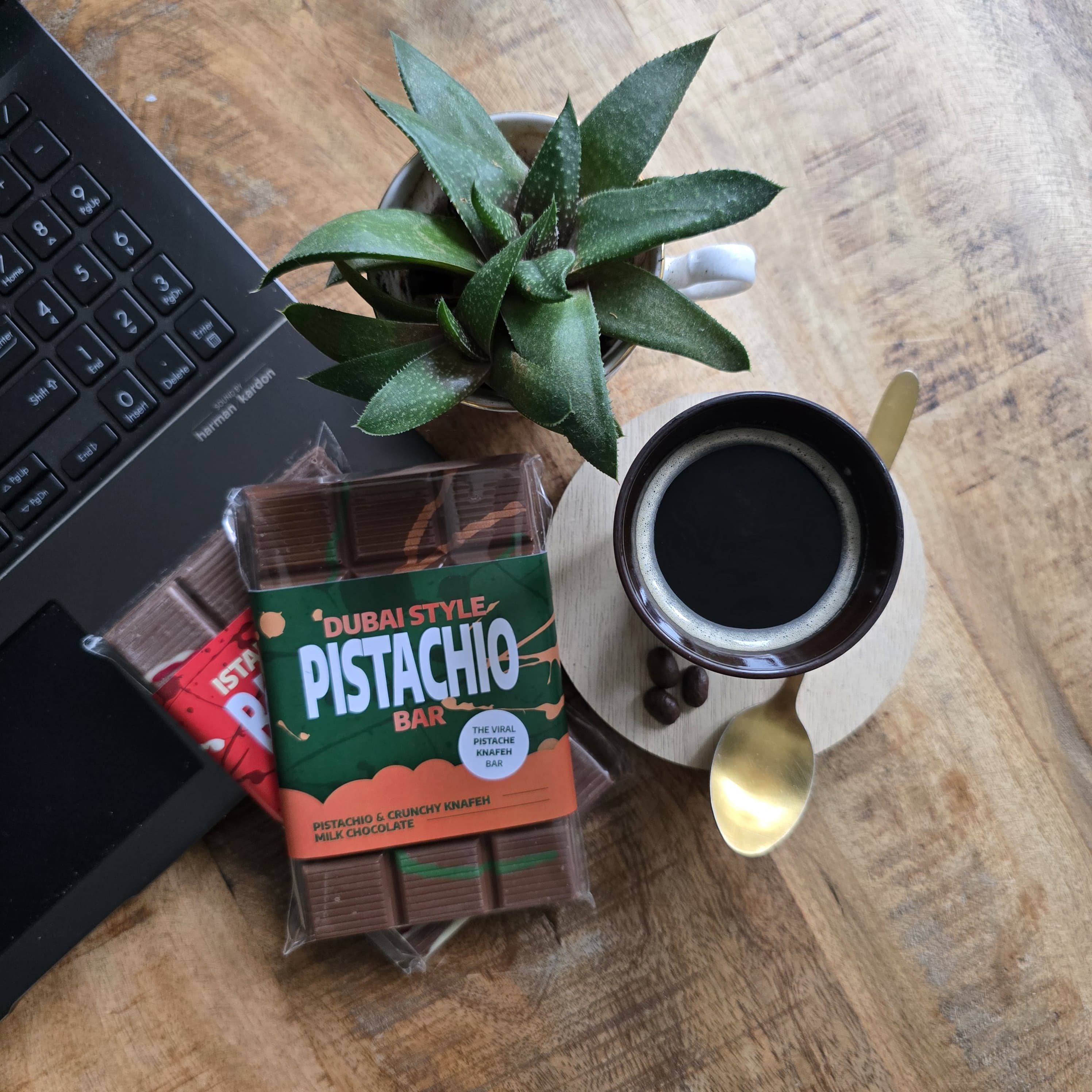 Melkchocoladereep Dubai met pistachevulling en knafeh crunchy structuur als cadeau of geschenk voor medewerkers, familie of relaties. Tasty Present - gepersonaliseerde chocolade en snoep