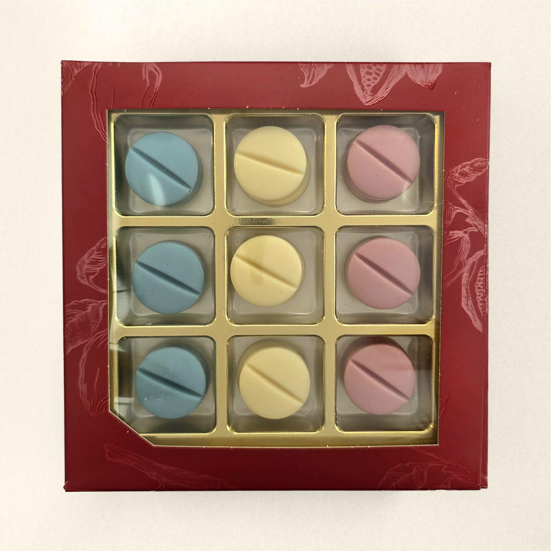 9 Kleurrijke chocolade pillen van witte chocolade in geschenkdoos als beterschap cadeau of geschenk voor medewerkers, familie of relaties. Tasty Present - gepersonaliseerde chocolade en snoep