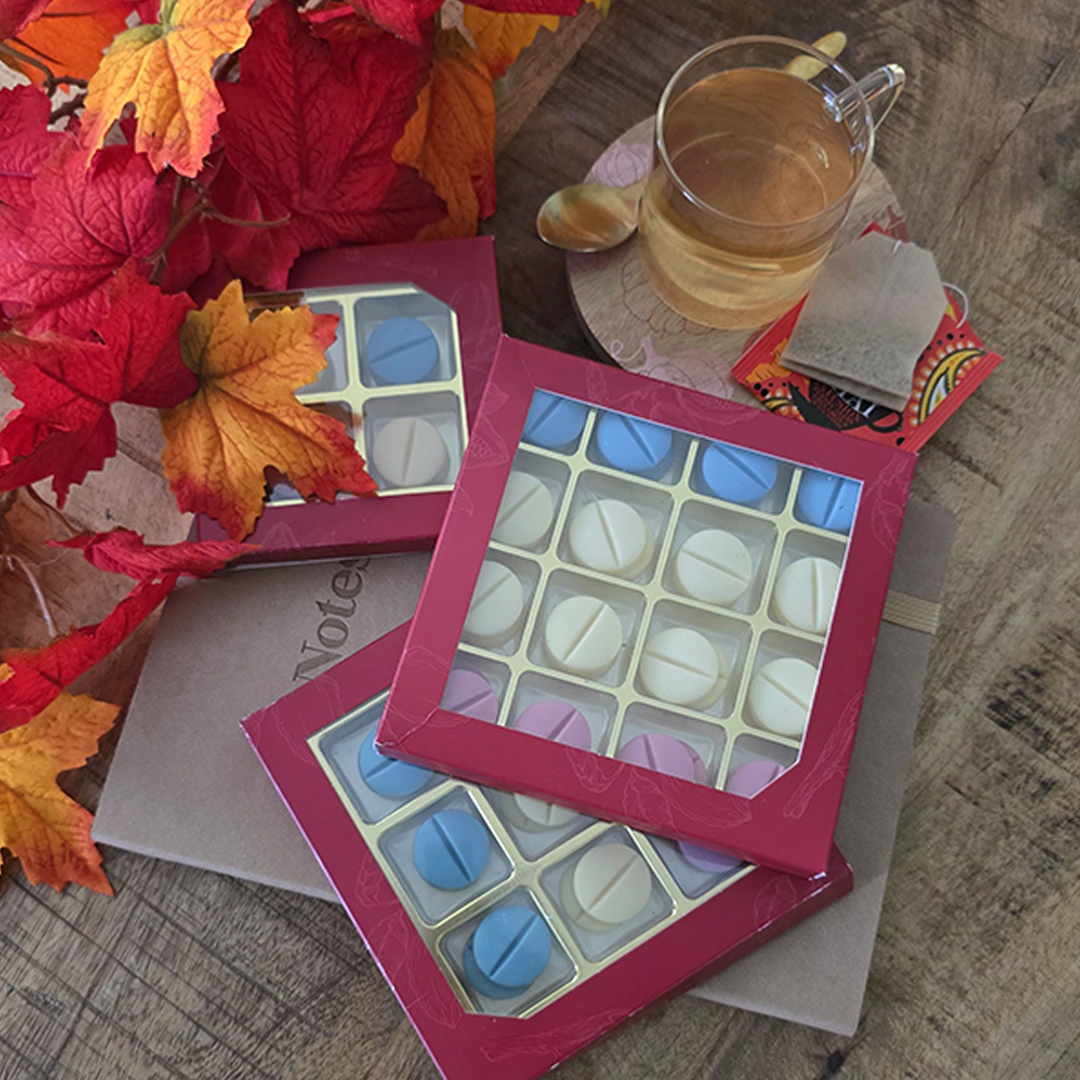 8 Kleurrijke chocolade pillen van witte chocolade in geschenkdoos als beterschap cadeau of geschenk voor medewerkers, familie of relaties. Tasty Present - gepersonaliseerde chocolade en snoep