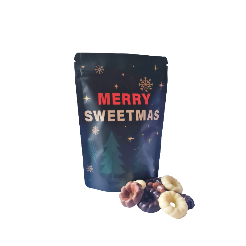 Standbeutel gefüllt mit Schokoladen-Weihnachtskranzplätzchen