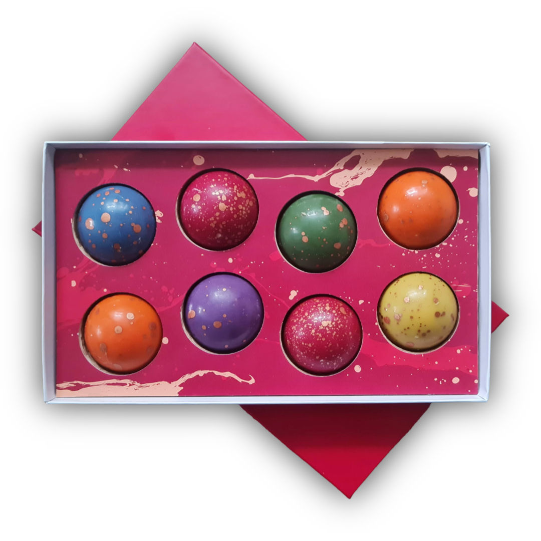 Luxe bonbons geschenkdoos met 8 XL bonbons in smaken zoals pistache, karamel, fruit en crème brûlée als cadeau of geschenk voor medewerkers, familie of relaties. Tasty Present - gepersonaliseerde chocolade en snoep