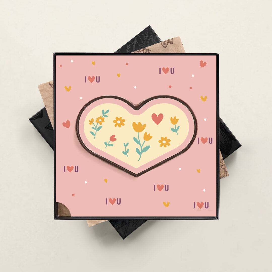 Groot melkchocolade hart met bloemenprint en I love U design in luxe geschenkdoos als Valentijnsdag of Moederdag cadeau of geschenk voor partner, moeder of familie. Tasty Present - gepersonaliseerde chocolade en snoep