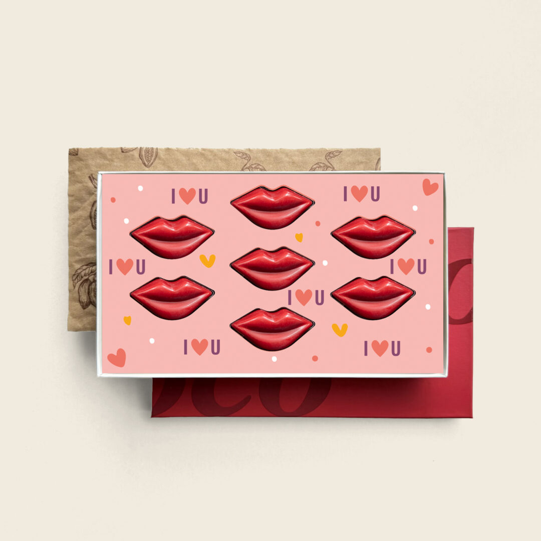 Gevulde rode chocolade lippen bonbons van romige chocolade in luxe geschenkdoos als Valentijnsdag of Moederdag cadeau of geschenk voor partner, moeder of familie. Tasty Present - gepersonaliseerde chocolade en snoep