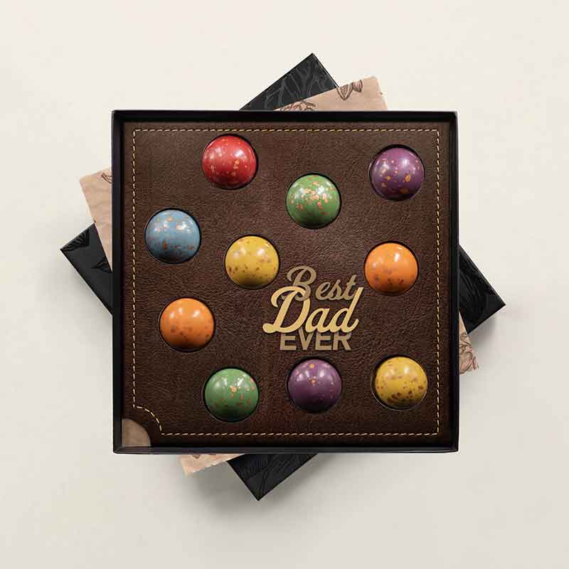 Luxuriöse Geschenkverpackung mit 10 handgefertigten „Best Dad Ever XL Dome“-Pralinen in überraschenden Geschmacksrichtungen, speziell als besonderes Vatertagsgeschenk für den allerbesten Vater. Tasty Present – personalisierte Schokolade und Süßigkeiten