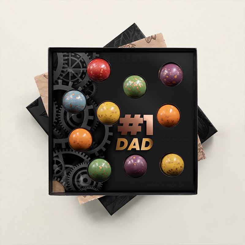 Luxuriöse Geschenkverpackung mit 10 handgefertigten #1 DAD XL Dome-Pralinen in überraschenden Geschmacksrichtungen, speziell zusammengestellt als stilvolles Vatertagsgeschenk für Papa. Tasty Present – personalisierte Schokolade und Süßigkeiten