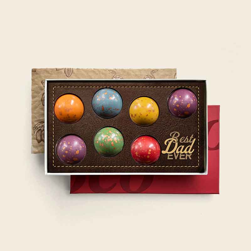 Luxuriöse Geschenkverpackung mit 7 handgefertigten „Best Dad Ever XL Dome“-Pralinen in überraschenden Geschmacksrichtungen – ein besonders stilvolles Vatertagsgeschenk für den allerbesten Vater. Tasty Present – personalisierte Schokolade und Süßigkeiten