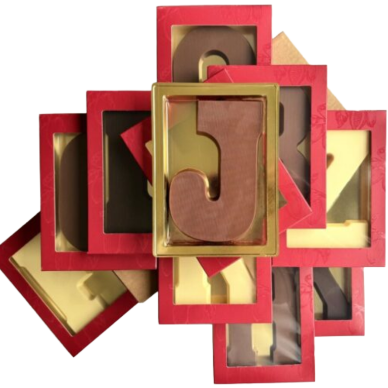 Large chocolade letters van ca 200 gram in melk, wit en puur. Geschikt als geschenk tijdens sinterklaas of als onderdeel wen een wenssleeve. tasty present chcoolade en sweets