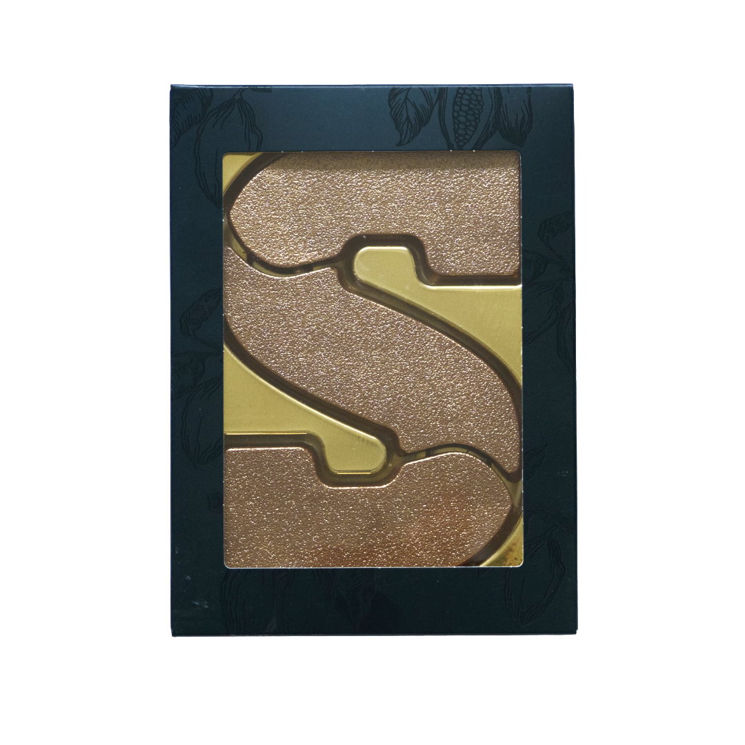 Luxe chocoladeletter S Triple Bronze Hazelnut bestaande uit drie delen melkchocolade met romige Nutella-vulling en bronzen afwerking in zwarte geschenkdoos. Tasty Present - gepersonaliseerde chocolade en snoep