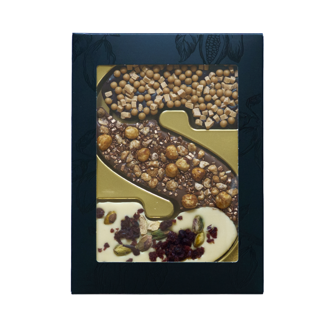 Signature Blends chocoladeletter S Berry Crunch met witte, melk- en pure chocolade, cranberry, hazelnoten, chocoladeballetjes en karamel zeezout in zwarte vensterdoos met gouden tray. Tasty Present - gepersonaliseerde chocolade en snoep