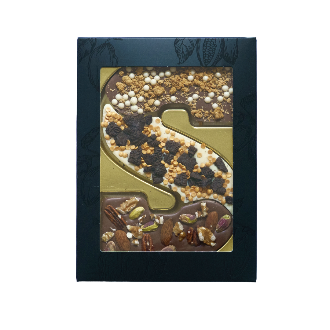 Signature Blends chocoladeletter S Triple Treat met melkchocolade, witte chocolade, notenmix, Oreo en Biscoff in zwarte vensterdoos met gouden tray. Tasty Present - gepersonaliseerde chocolade en snoep