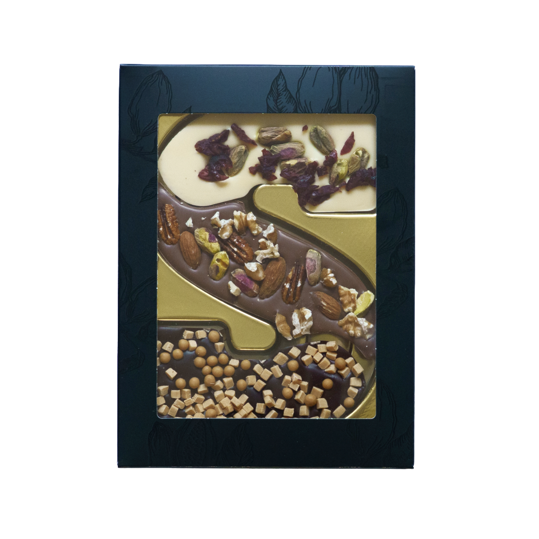 Luxe chocoladeletter S smaken verschillen met notenmix en karamel als exclusief sinterklaascadeau. Tasty Present - gepersonaliseerde chocolade en snoep