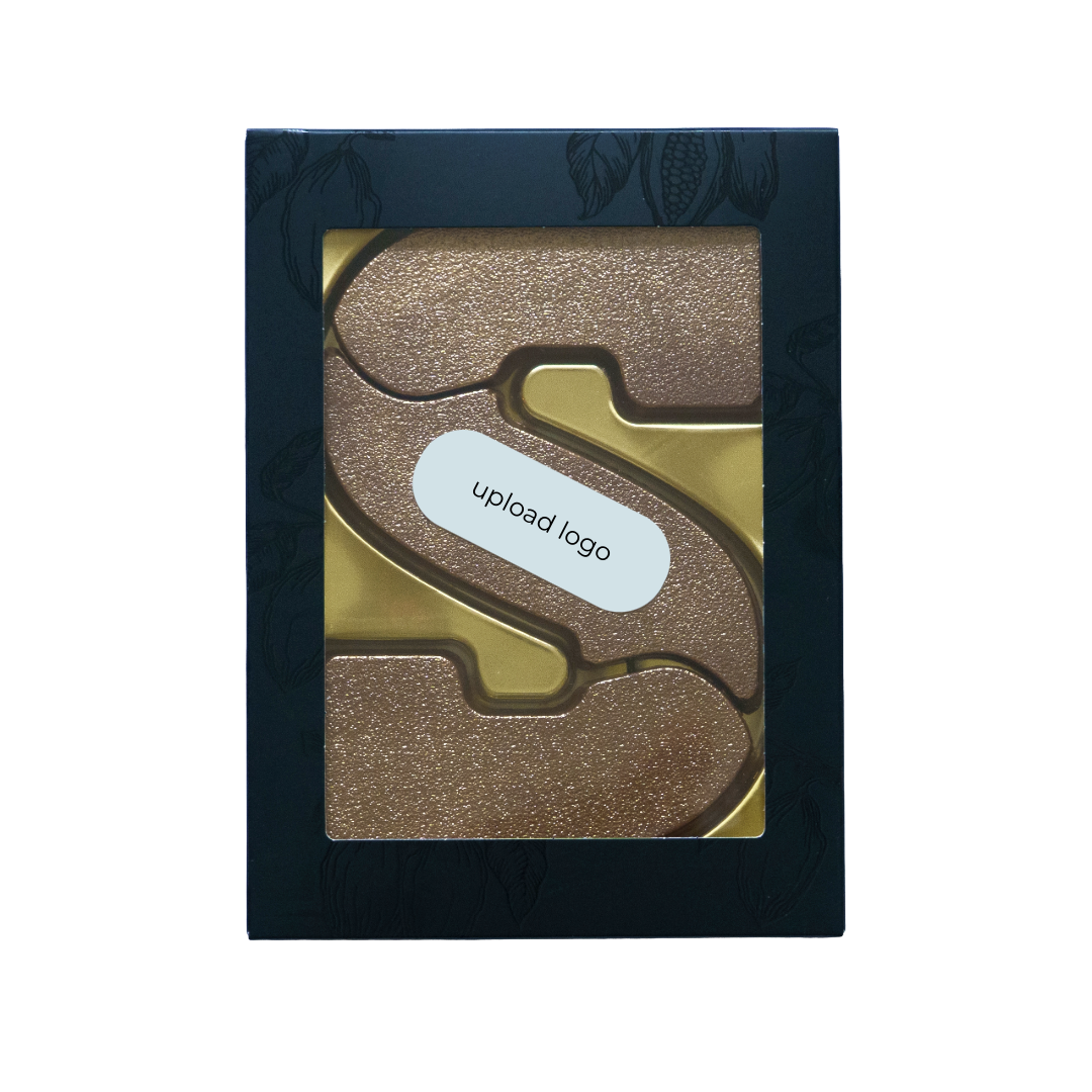 Luxe chocoladeletter S Triple Bronze Hazelnut met logo, bestaande uit drie delen melkchocolade met romige Nutella-vulling en bronzen afwerking in zwarte geschenkdoos. Tasty Present - gepersonaliseerde chocolade en snoep