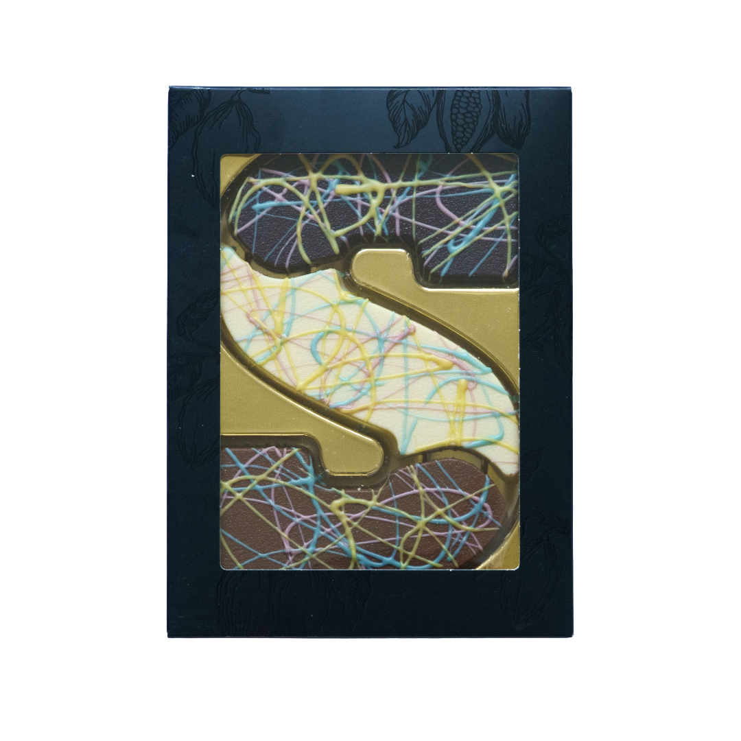 Luxe chocoladeletter S Triple Splash, melk, witte en pure chocolade en kleurrijke splash-afwerking.