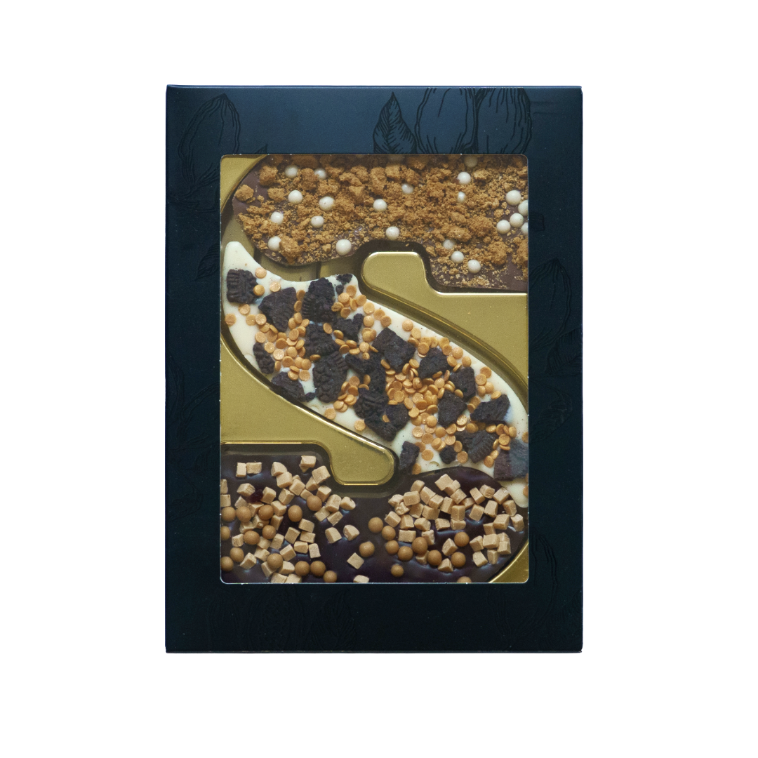 Signature Blends chocoladeletter S The Crowdpleaser met melk-, witte en pure chocolade, Biscoff, Oreo en karamel zeezout in zwarte vensterdoos met gouden tray. Tasty Present - gepersonaliseerde chocolade en snoep