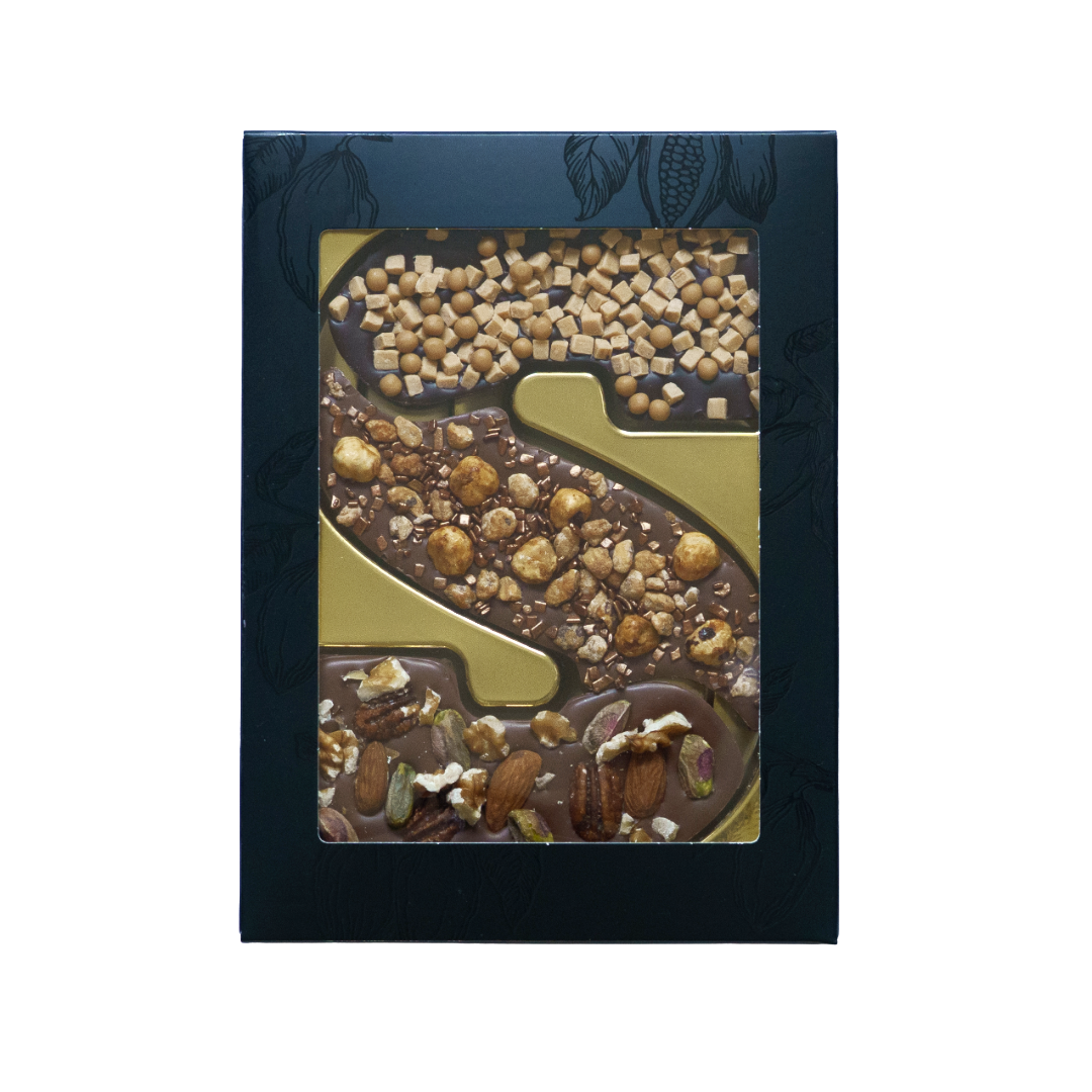 Signature Blends chocoladeletter S Notenliefhebber met melkchocolade, pure chocolade, notenmix, hazelnoten en karamel zeezout in zwarte vensterdoos met gouden tray. Tasty Present - gepersonaliseerde chocolade en snoep