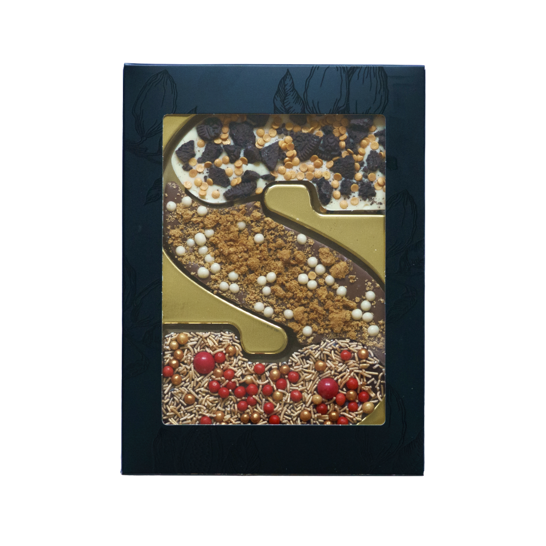 Signature Blends chocoladeletter S Sweet Celebration met witte, melk- en pure chocolade, Oreo, Biscoff en rode topping in zwarte vensterdoos met gouden tray. Tasty Present - gepersonaliseerde chocolade en snoep