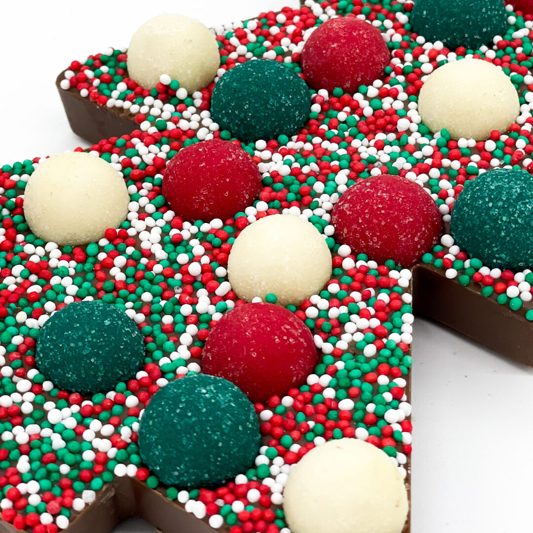 Happy Trüffel-Schokoladen-Weihnachtsbaum mit buntem Topping