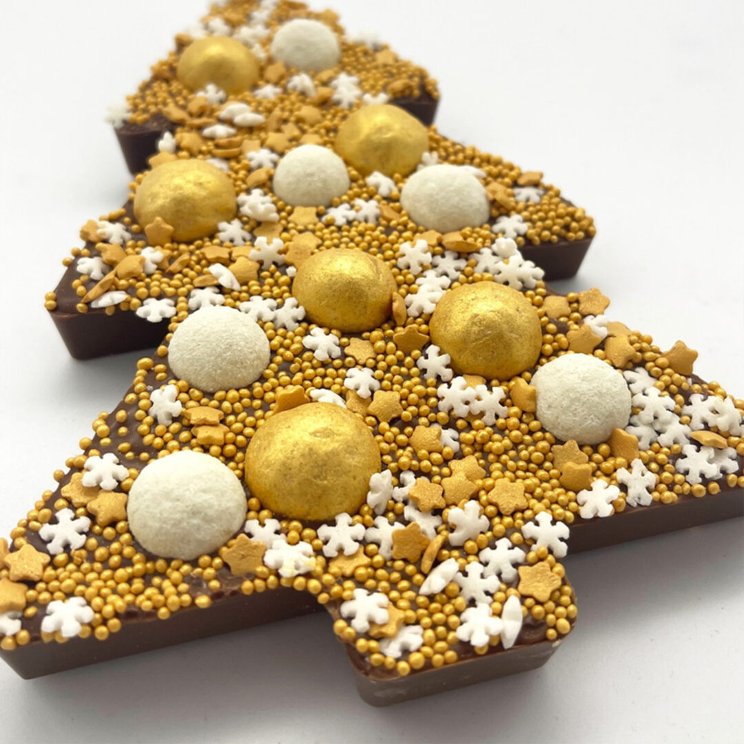 Luxuriöser „Happy Truffel“-Schokoladen-Weihnachtsbaum mit goldener und weißer Glasur in einer schönen, edlen weißen Geschenkbox