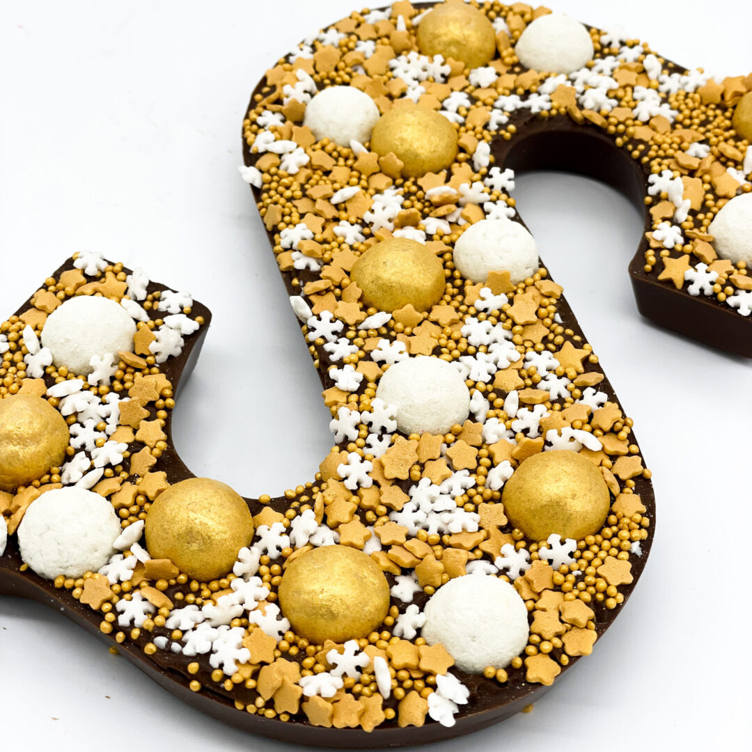 „Happy Truffel“-Schokoladenbuchstabe in Gold in einer luxuriösen goldenen Geschenkbox