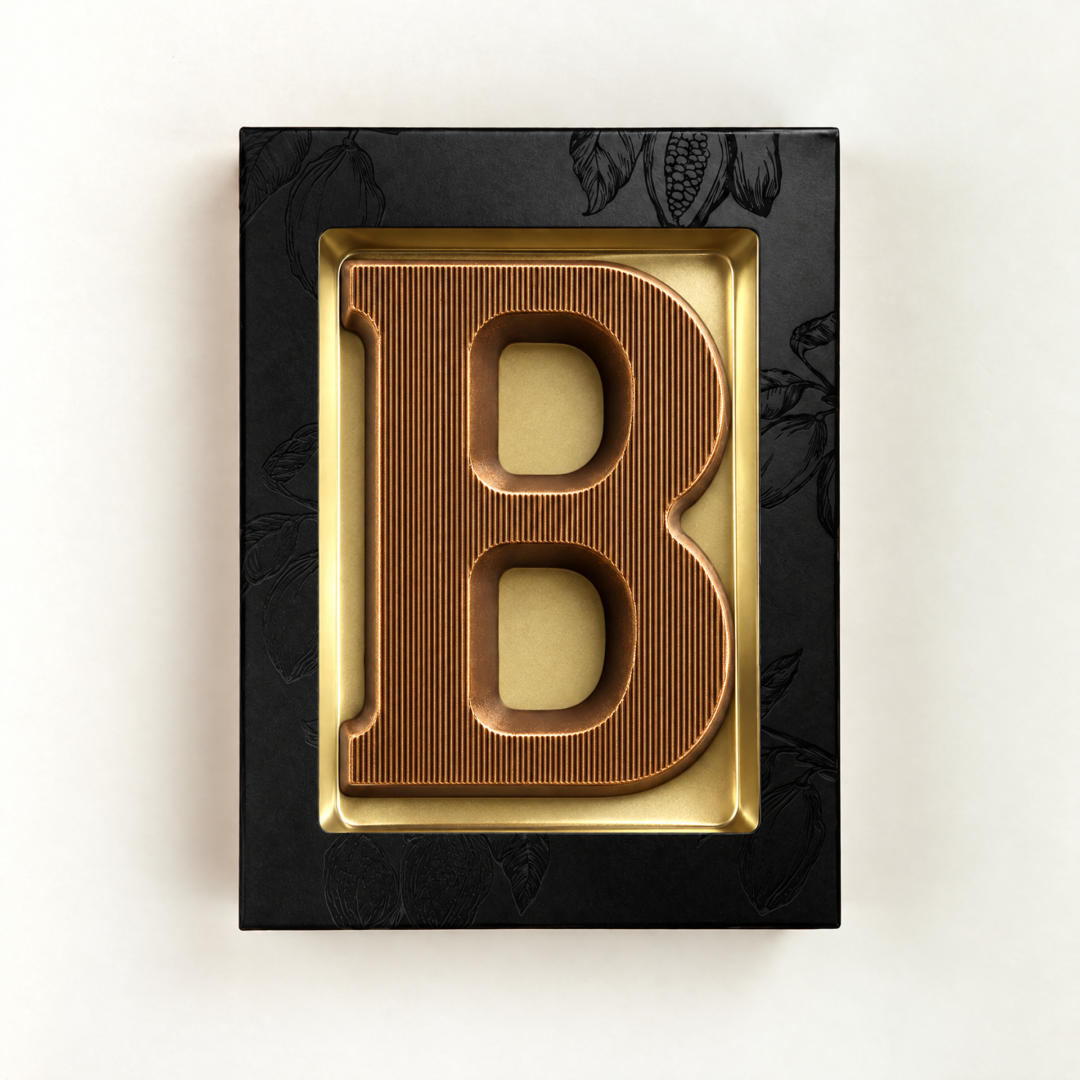 Melk Chocoladeletter B met bronzen finish. Leuk als relatiegeschenk